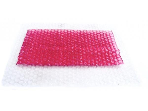小さな発泡体に包まれた商品